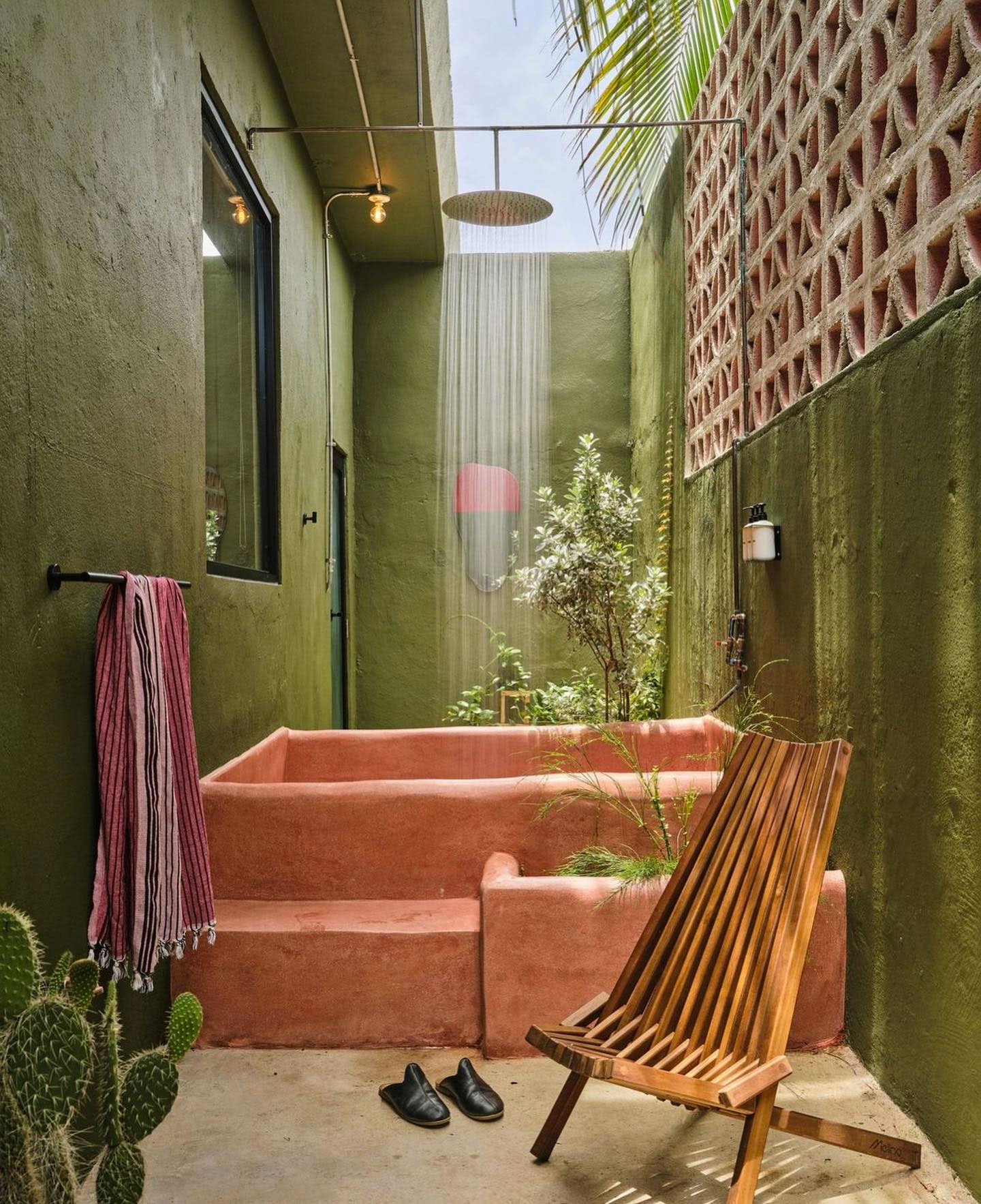 outdoor shower at hotel in Puerto Rico @dreamers.welcome